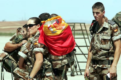 Dos de los militares en la base de Torrejón de Ardoz antes de partir hacia Afganistán.