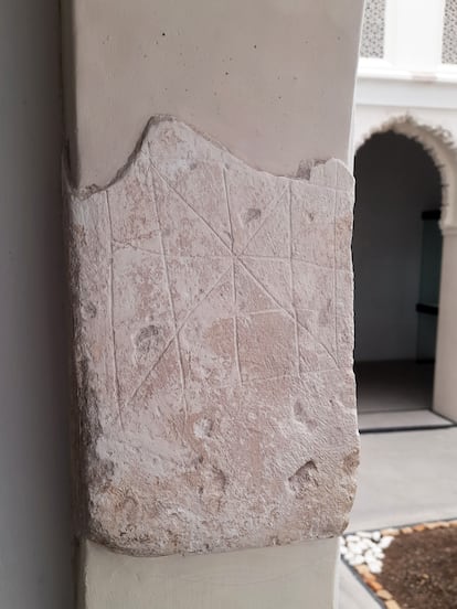 Alquerque de doce expuesto en el Museo de Siyâsa, Cieza (Murcia).