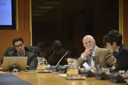 Carlos Fernández de Casadevante (derecha) y Juan Fernando Fernández Calderín, en la comparecencia en el Parlamento vasco.