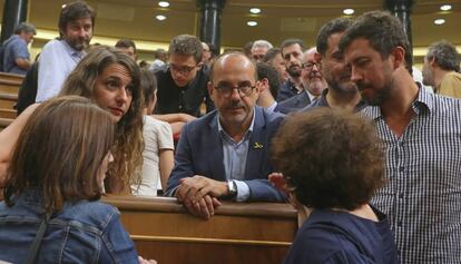 El portavoz del PDeCAT en el Congreso, Carles Campuzano (c.), al finalizar el pleno.