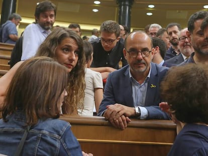 El portavoz del PDeCAT en el Congreso, Carles Campuzano (c.), al finalizar el pleno.