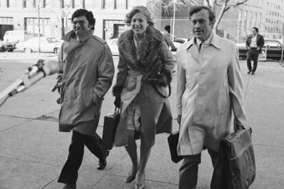 James Neal (derecha) en 1974, con un par de colegas, se dirige al juzgado en Washington durante el <i>caso Watergate.</i>