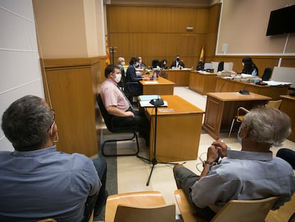 El concejal Juan Carlos Ramos y el patriarca 'Tío Cristina', en el juicio por la vigilancia de pisos de protección oficial.