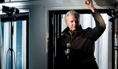 Assange, en una comparecencia desde la embajada de Ecuador, en 2012.