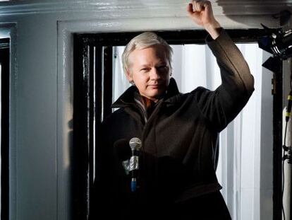 Assange, en una comparecencia desde la embajada de Ecuador, en 2012.