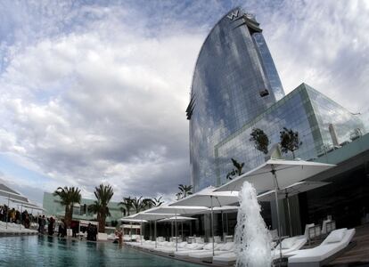 El establecimiento hotelero del grupo norteamericano W ha sido construido por el arquitecto Ricardo Bofill que lo define como una "escultura marina"