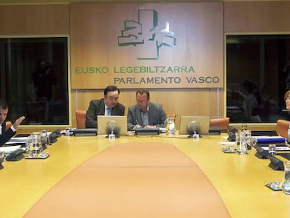 Agirrezabala (en el centro), junto a otros miembros de la comisión de investigación parlamentaria del 'caso De Miguel'.