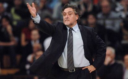 Pepu Hernandez dando instrucciones desde la banda a sus jugadores, durante un partido de la Liga ACB, en una imagen de archivo.