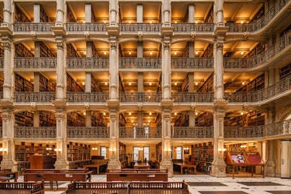 “Catedral de libros”. Así describió el primer rector del Instituto Peabody, Nathaniel H. Morison, esta biblioteca construida en el siglo XIX en la ciudad de Baltimore (Maryland) por iniciativa del banquero, empresario, escritor y filántropo George Peabody, y que actualmente forma parte de la Universidad Johns Hopkins. Esta asidua a las listas de bibliotecas más bellas del mundo, con sus seis amplios pisos acabados en mármol blanco y su inmenso atrio de entrada, atrae no solo a estudiosos (sus 300.000 volúmenes forman un tesoro de libros antiguos) y amantes del estilo arquitectónico neo-griego, también a parejas de novios que la utilizan como salón de bodas.