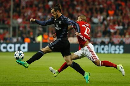 El jugador del Real Madrid Gareth Bale se lleva el balón ante el jugador del Bayern de Múnich Arturo Vidal.