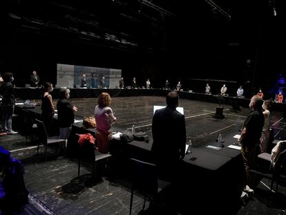 Minuto de silencio durante la presentación de la nueva temporada del Teatro Real en la parte trasera del escenario.