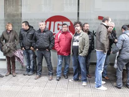 Miembros de los cinco sindicatos que representan a los trabajadores de las gasolineras, ante la sede de UGT en Bilbao, donde han celebrado la asamblea.