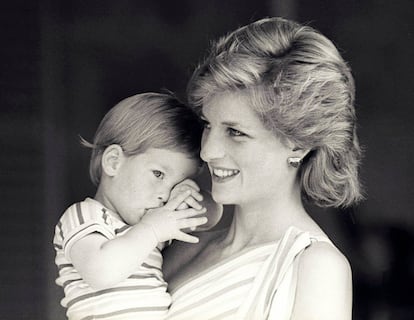 La princesa Diana sostiene a su hijo Enrique durante una sesión de fotos en el palacio de Marivent, en Mallorca (España), el 9 de agosto de 1988.