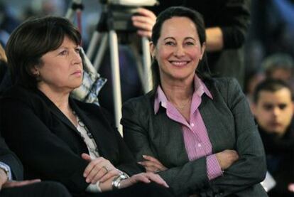 Martine Aubry, a la izquierda, primera secretaria del PS, y la candidata presidencial socialista, Ségolène Royal, ayer en París.