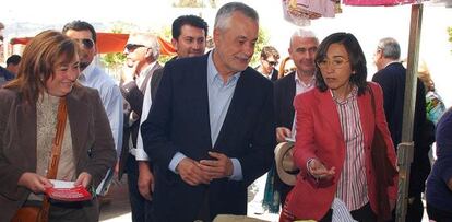 José Antonio Griñán con Rosa Aguilar en Córdoba.