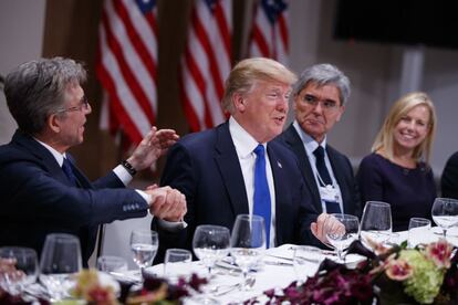 El presidente de EE UU, Donald Trump, durante una cena con empresarios europeos en el Foro Económico Mundial de Davos (Suiza), el 25 de enero de 2018.

