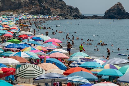 Bañistas en la playa de Almuñécar (Granada). EFE/Alba Feixas