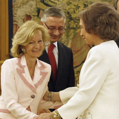 José Blanco y Elena Salgado saludan a la Reina ayer en el palacio de la Zarzuela.