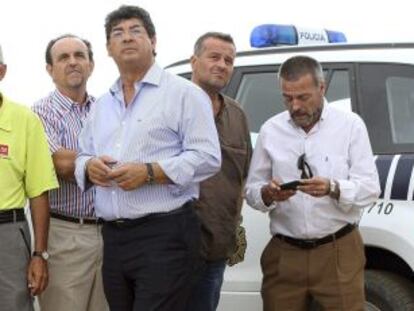 El vicepresidente Diego Valderas, ayer en Monda (M&aacute;laga) (tercero por la derecha). 