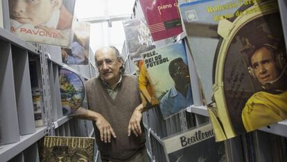 José Roberto Alves Freitas, con su colección de vinilos.