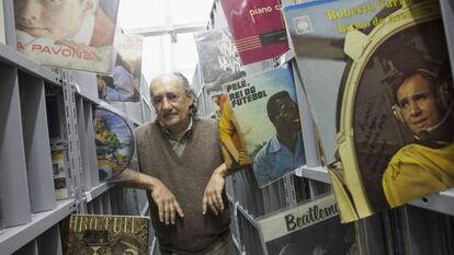 Jos&eacute; Roberto Alves Freitas, con su colecci&oacute;n de vinilos.