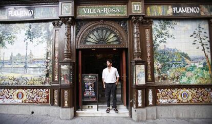 El actor y director en la puerta de Villa Rosa, el tablao flamenco en el que la actriz de Hollywood disfrutó de numerosos espectáculos.