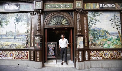 El actor y director en la puerta de Villa Rosa, el tablao flamenco en el que la actriz de Hollywood disfrutó de numerosos espectáculos.