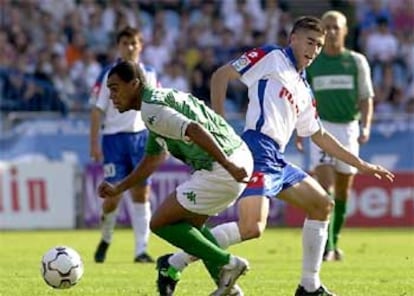 Denilson (izqda) se lleva el balón ante el acoso de Rubén Gracia.
