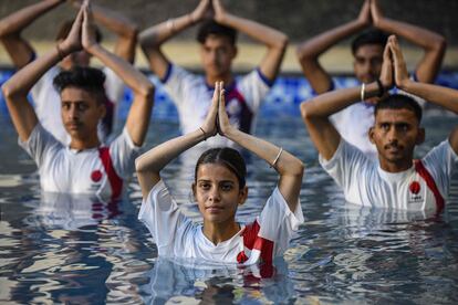 La India celebró este martes la octava edición del Día Internacional del Yoga con demostraciones masivas de la milenaria práctica de origen indio. En la imagen, jóvenes participan en una sesión de yoga sumergidos en las aguas de una piscina en la localidad de Amritsar (norte del país), este lunes.