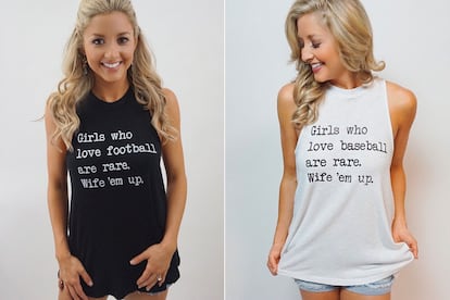 Las chicas a las que les gusta el deporte "son raras"
Twitter ardía hace unos años por culpa de dos de los diseños comercializados por la marca estadounidense Live Love Game Day. Las camisetas, que cuestan algo más de 30 dólares (unos 26 euros), afirman que "las chicas a las que le gusta el béisbol/fútbol son raras. Cásate con ellas". A pesar de que muchas mujeres han mostrado su descontento con el lema en las redes sociales (algunas incluso tuitearon que habían sido bloqueadas por la marca tras dar su opinión), las camisetas continuaron a la venta en su web. Al parecer los polémicos diseños se agotaron y la firma, lejos de pedir disculpas, no tardó en reponerlas.