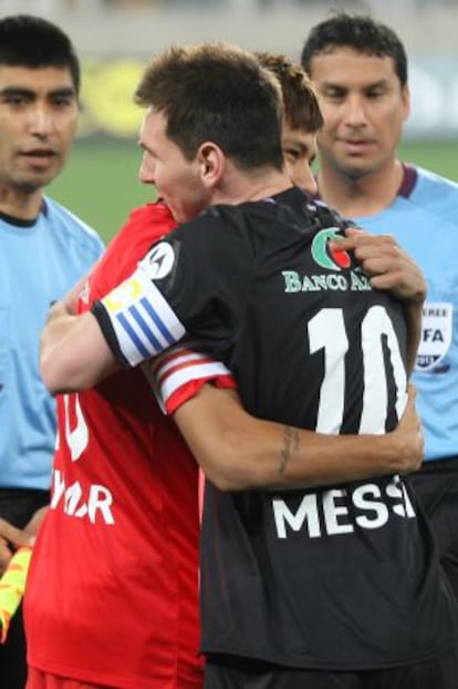 Neymar abraza a Messi al inicio del amistoso.
