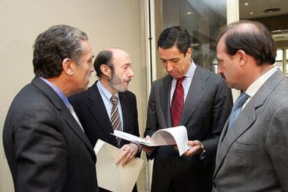 De izquierda a derecha, López Garrido, Pérez Rubalcaba, Zaplana y Martínez Pujalte, ayer en el Congreso.