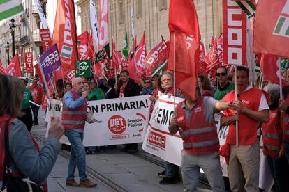 Concentración sindicatos en defensa de la atención primaria frente a la sede del Servicio Andaluz de Salud, en Sevilla.