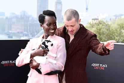Lupita Nyong'o y Joseph Quinn, el 1 de mayo de 2024, durante la promoción de 'Un Lugar Tranquilo: Día 1', en Londres (Reino Unido).