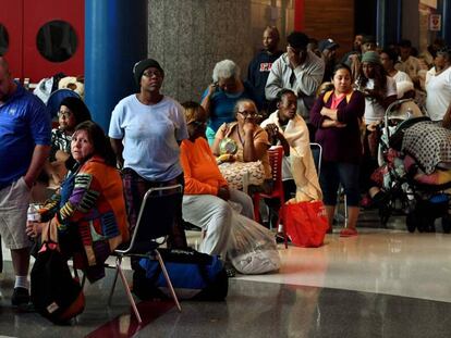 Afetados pelo furacão Harvey fazem fila para pedir ajuda federal no abrigo temporário