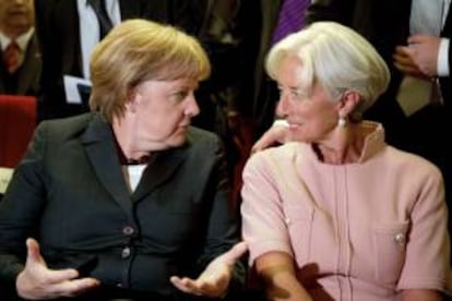 La canciller alemana, Angela Merkel (i), conversa hoy con la directora del Fondo Monetario Internacional (FMI), la francesa Christine Lagarde, en Berlín, Alemania