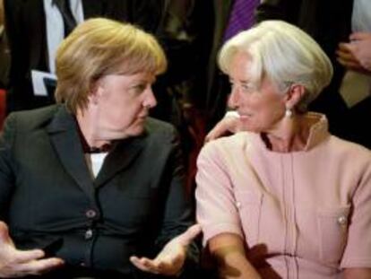 La canciller alemana, Angela Merkel (i), conversa hoy con la directora del Fondo Monetario Internacional (FMI), la francesa Christine Lagarde, en Berlín, Alemania