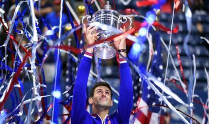 Djokovic eleva el trofeo del US Open.