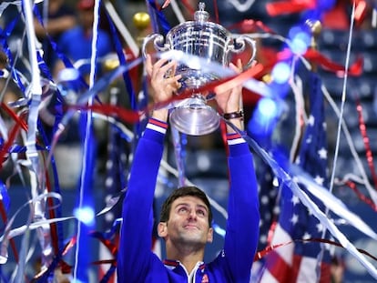 Djokovic eleva el trofeo del US Open.