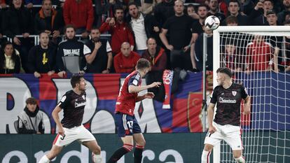 Budimir remata para marcar el primer gol del partido de la Liga entre Osasusna y el Athletic, en El Sadar este jueves.