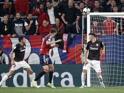 Budimir remata para marcar el primer gol del partido de la Liga entre Osasusna y el Athletic, en El Sadar este jueves.