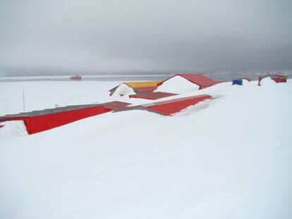 La base antártica "Gabriel de Castilla" cubierta por la nieve.