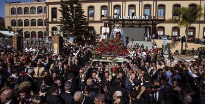 Cientos de personas acompa&ntilde;an esta s&aacute;bado a las im&aacute;genes de una cofrad&iacute;a de M&aacute;laga, que procesiona el Lunes Santo.