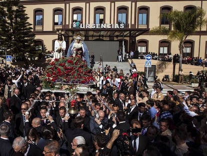 Cientos de personas acompa&ntilde;an esta s&aacute;bado a las im&aacute;genes de una cofrad&iacute;a de M&aacute;laga, que procesiona el Lunes Santo.