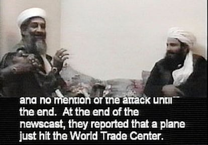 Osama Bin Laden (izquierda) relata entre risas al jeque como 'al final de las noticias informaron de que un avión acababa de impactar contra el World Trade Center'.