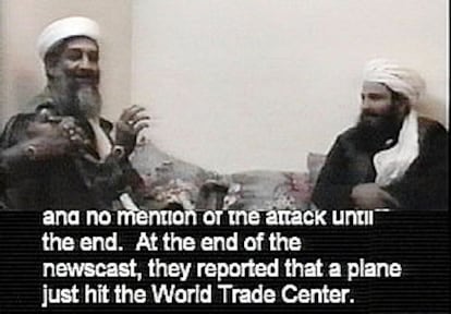 Osama Bin Laden (izquierda) relata entre risas al jeque como &#39;al final de las noticias informaron de que un avión acababa de impactar contra el World Trade Center&#39;.