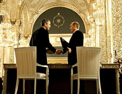 Los presidentes Bush y Putin se dan la mano tras firmar el tratado de desarme, ayer en el Kremlin.