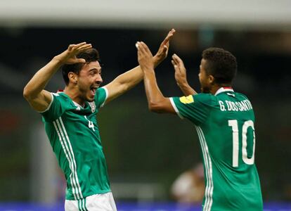 Oswaldo Alanis celebra su gol con Giovani Dos Santos.