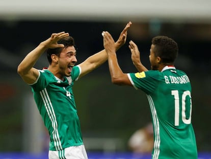 Oswaldo Alanis celebra su gol con Giovani Dos Santos.