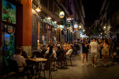 Ambiente en una zona de bares de copas en Madrid.